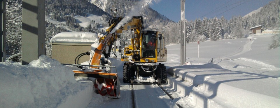 Instandhaltung Gleis ZW-Bagger mit Schneefräse